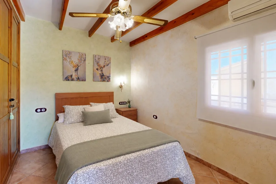 Dormitorio 01 con cama de matrimonio