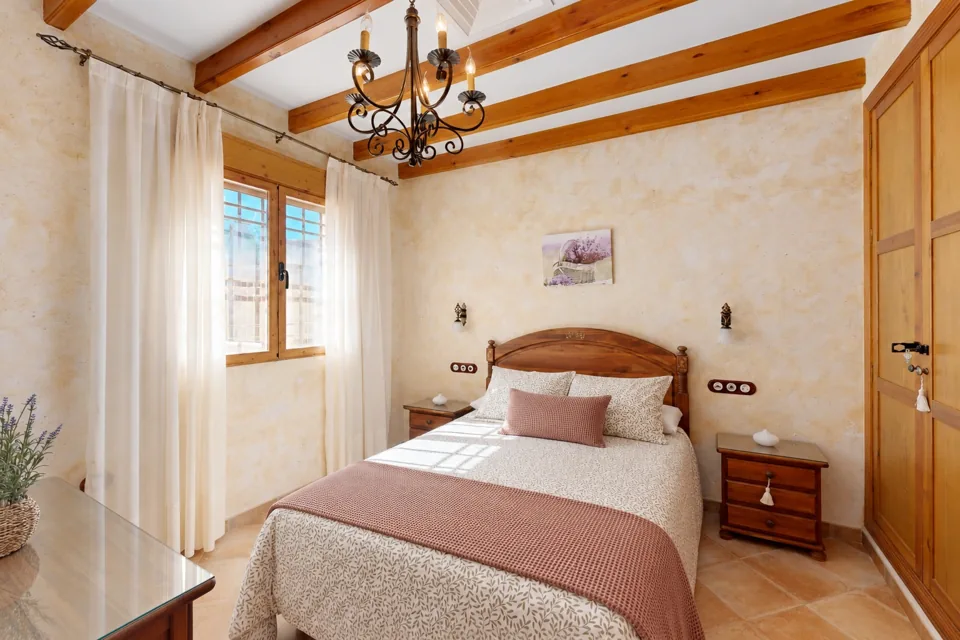 Dormitorio 02 con cama de matrimonio