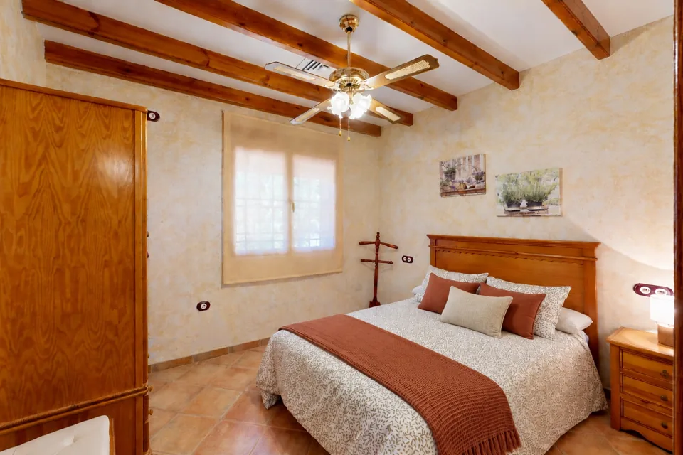 Dormitorio 03 con cama de matrimonio