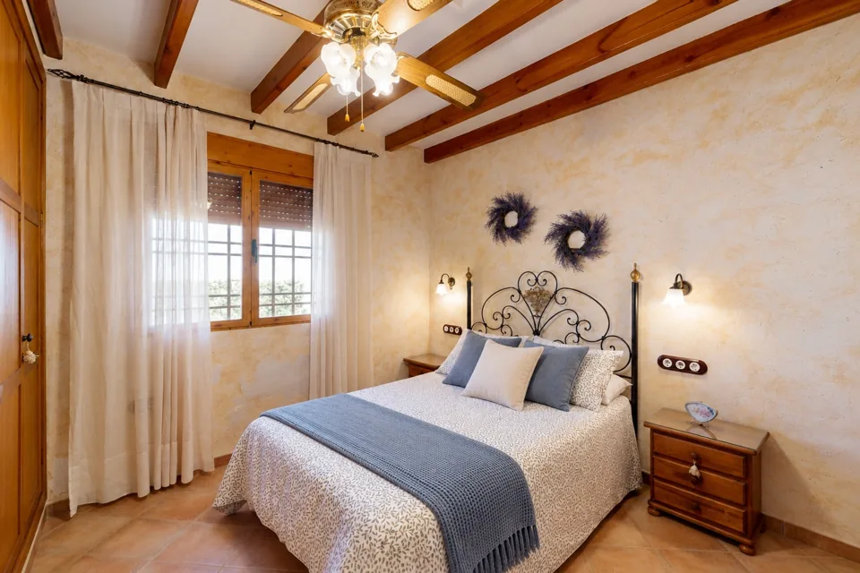 Dormitorio 04 con cama de matrimonio
