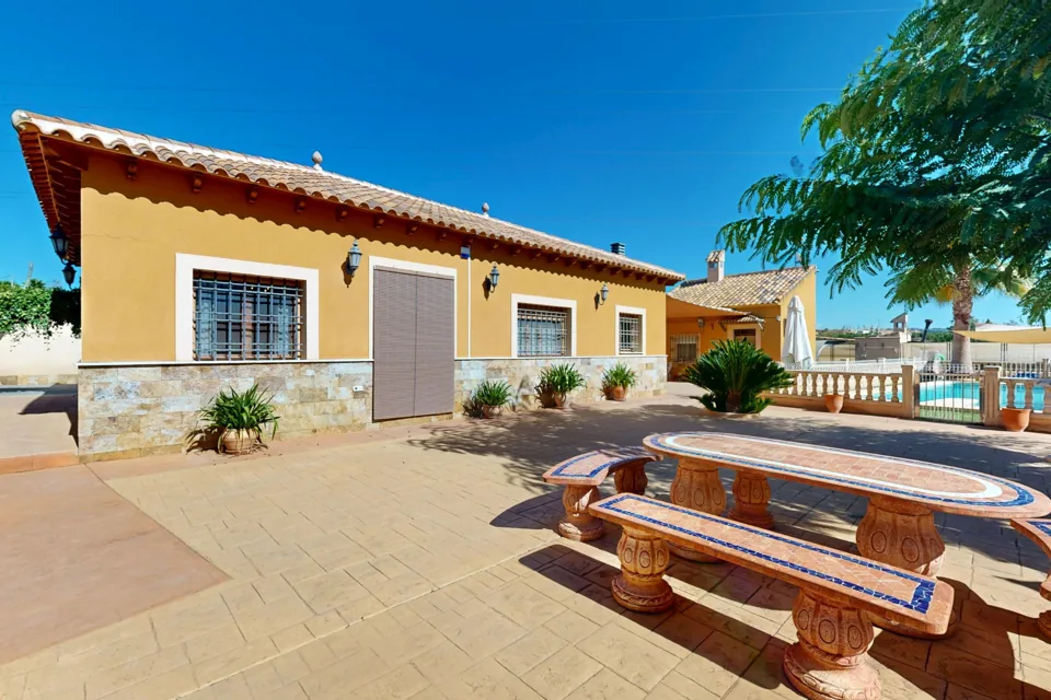 Fachada y terraza de la casa