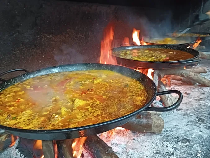 Arroces de Restaurante Domingo cocinándose al fuego de leña